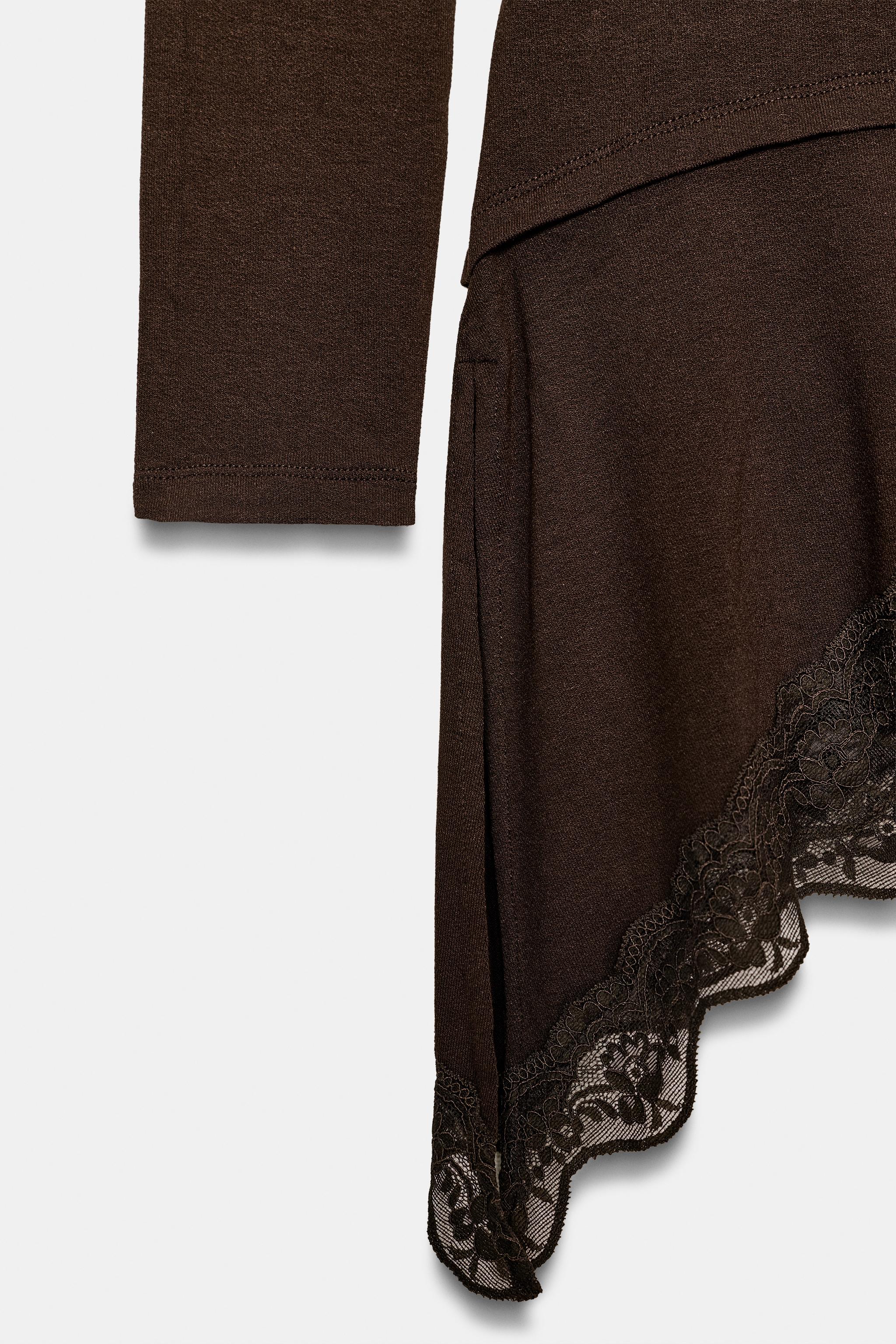 T-SHIRT À BAS ASYMÉTRIQUE EN DENTELLE